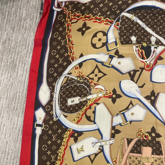 Good condition small stains in one corner of the scarf - Picture 9 of 16